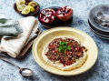 PANNSTEKT HARISSA VEGAN MINCE MED ROSTADE NÖTTER OCH LÖK, SERVERAD MED HUMUS OCH TUNNBRÖD