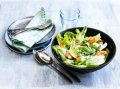 CEASARSALLAD MED NUGGETS, ROMANSALLAD, GRÖN SPARRIS, BASILIKA OCH YOGHURT