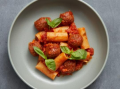PASTA RIGATONI MED TOMAT OCH VEGAN BALLS