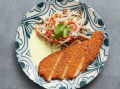 NUDLAR MED FERMENTERAD VITLÖK, KATSU OCH INGEFÄRS-/CURRYSÅS