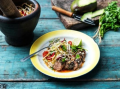 SOM TAM-SALLAD MED GRÖN MANGO, ÄPPLEN, SELLERI, NÖTTER OCH GRILLAD SENSATIONAL™ SAUSAGE