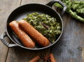 SENSATIONAL™ SAUSAGE OCH STUVAD GRÖNKÅL MED VARMA KRYDDOR