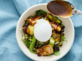 "VARM" SALLAD MED SENSATIONAL™ FILLET PIECES, FÄRSKPOTATIS, POCHERAT ÄGG OCH BRYNT SMÖRSÅS