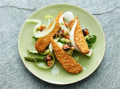 VÅRSALLAD MED VEGAN SCHNITZEL, SPARRIS, GRILLAD AVOKADO OCH SALTAD CITRONVINÄGRETT