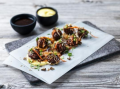 TAKOYAKI VEGAN BALLS I SVAMPSÅS, VATTENKRASSESALLAD, TORKAD KARL JOHAN-SVAMP OCH SESAM