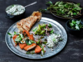 TANDOORI VEGAN SCHNITZEL STEKT MED CURRYBLAD, SERVERAD MED KOKOSNÖTSRELISH, YOGHURT, GURKA OCH MYNTA