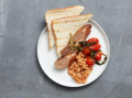FRUKOST MED SENSATIONAL™ SAUSAGE, STEKTA TOMATER OCH VITA BÖNOR