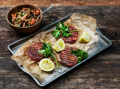 GRILLAD BURGARE MED AUBERGINE, ZAALOUK OCH INLAGD CHILI