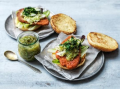 TORTAS/SANDWICH MED VEGAN SCHNITZEL, TOMATILLOSALSA, COLESLAW OCH SALLAD