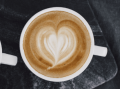 Cappuccinokopp sedd uppifrån med ett hjärta ritat i skummet