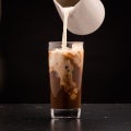 Iced Choka Moka tillagas mot en svart bakgrund