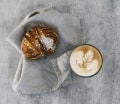ett glas latte och en kanelsnäcka