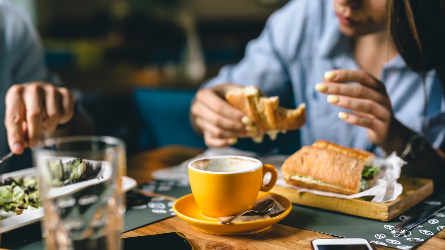 Kvinne som spiser en sandwich