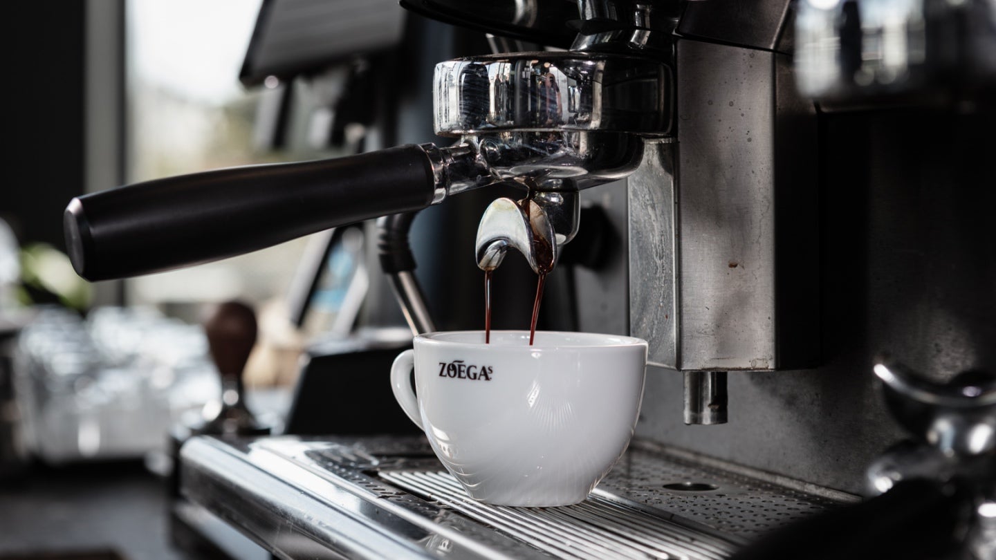 Zoégas-kaffe som kommer ut från kaffemaskinen.