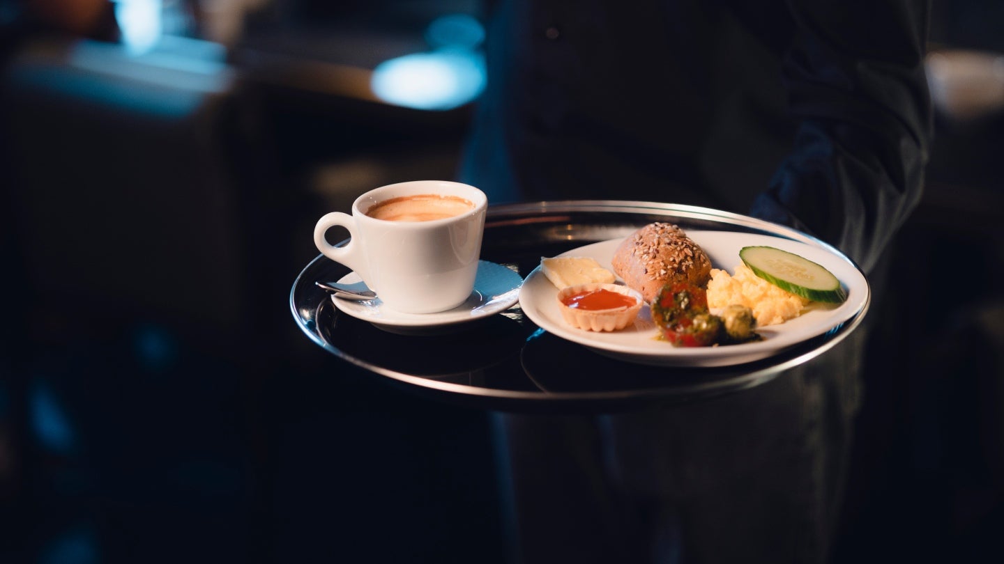 kaffelösning hotell kaffe och mat på tallrik