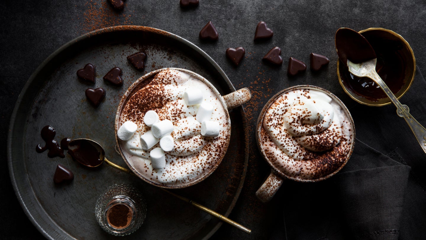 varm choklad i muggar med grädde och marshmallows