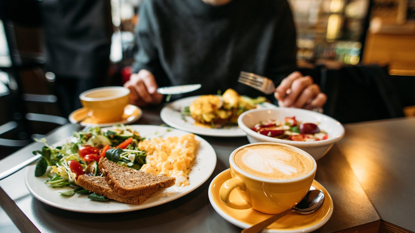 hotellfrukost med cappuccino