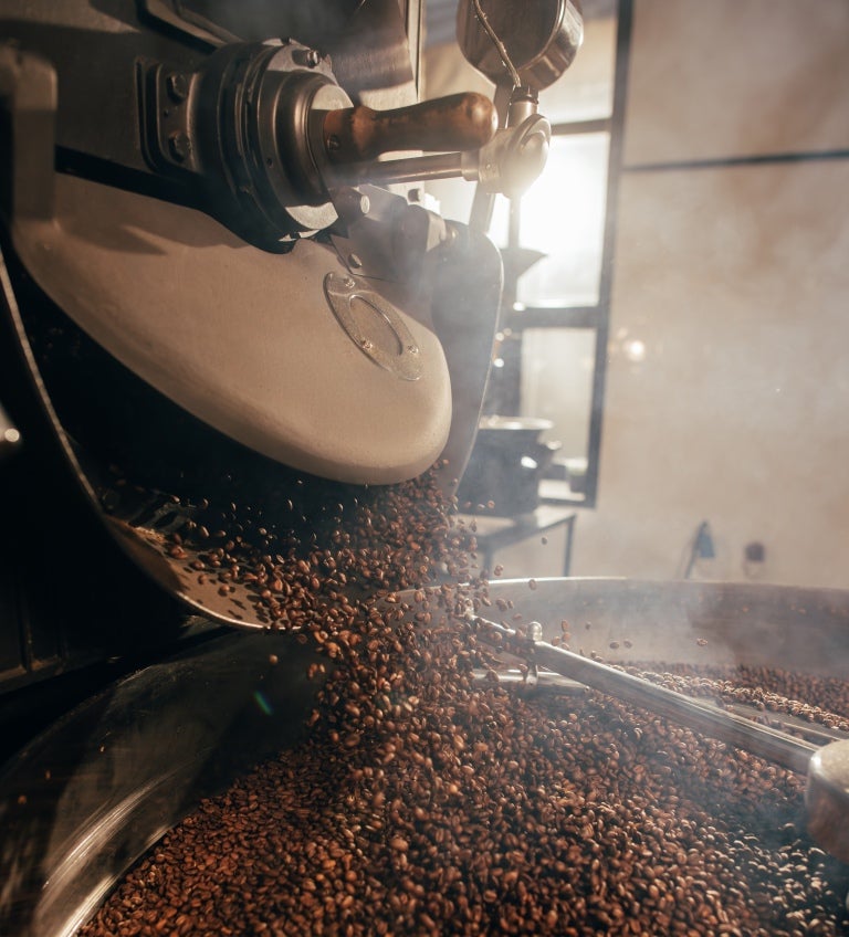 Kaffebønne i en maskine, der skal røres