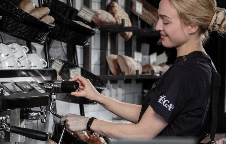 Restaurangpersonal som serverar Zoégas-kaffe