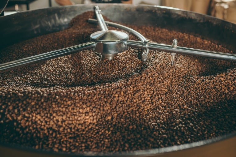 Kaffebönor i en industriell maskin