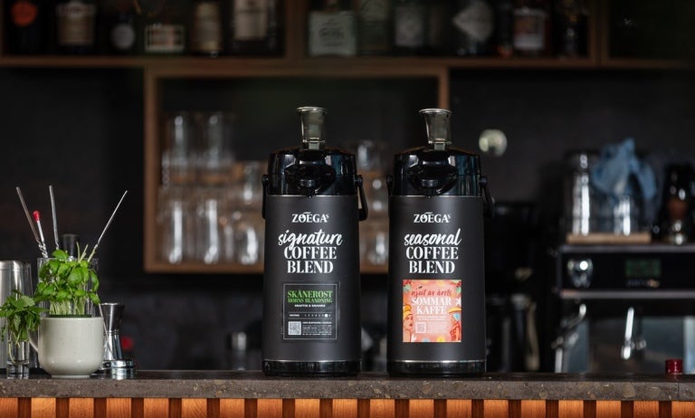Två termosar med Zoégas bryggkaffe på en bardisk