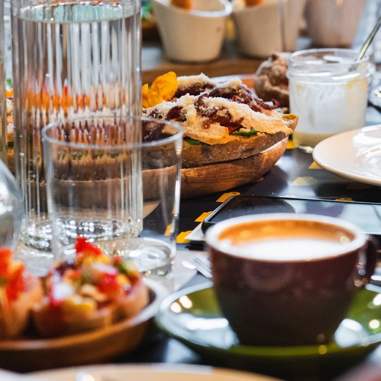 bord fyllt med kaffe, cappuccino och sötsaker