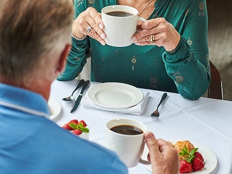 Människor vid bordet som dricker kaffe.