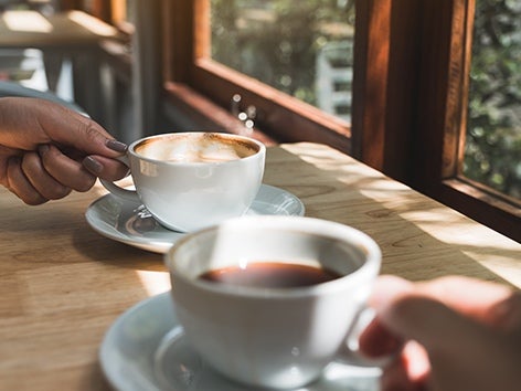 Människor dricker kaffe, koppen halvvägs ned