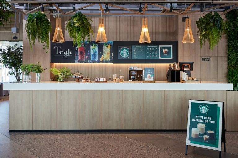 Starbucks-disk med plakater med drikkevarer og priser