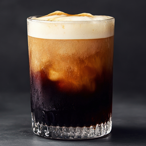 Glas med iskaffe och skum på toppen, svart bakgrund