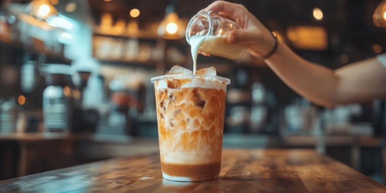 Varför ska man servera kalla kaffedrycker?
