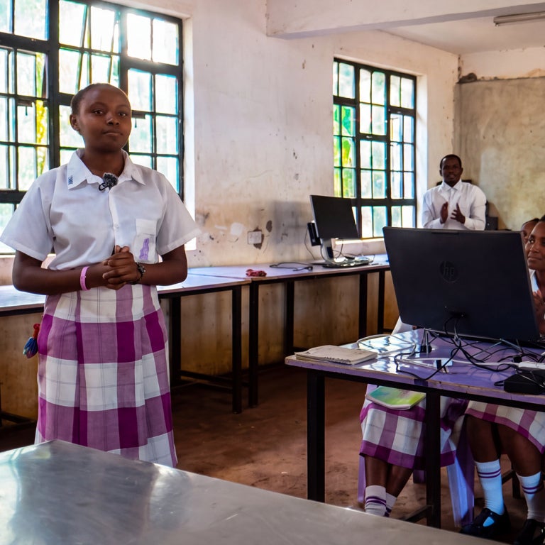 elev i skola i kenya
